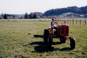 Aaron_farm_tractor (800x531)
